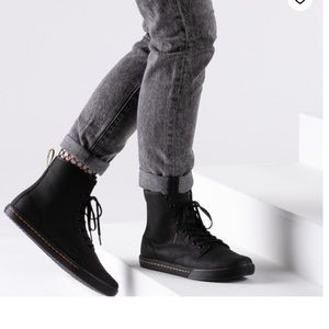 Womens Dr. Martens Sheridan 8-Eye Boot - Black.